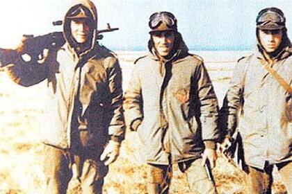 De Felippe (a la izquierda), junto a dos compañeros, en Malvinas