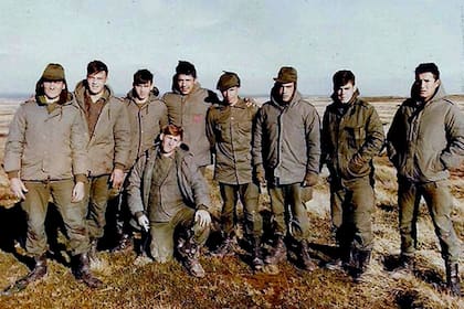 De Felippe (el tercero desde la derecha), junto a compañeros, en Malvinas