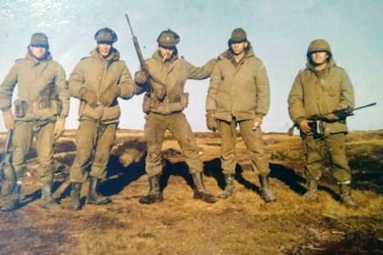 De Felippe (segundo desde la izquierda), junto a cuatro compañeros en Malvinas