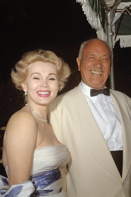 De fiesta con su segundo esposo, el magnate Conrad Hilton (tatarabuelo de Paris y Nicky Hilton), circa 1955.