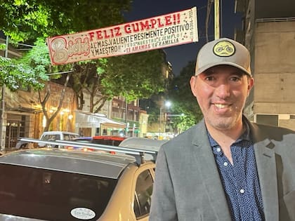 De fondo, el cartel que le regaló su familia.