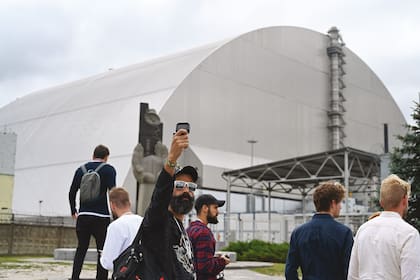 De fondo, el domo de metal con el que cubrieron el reactor número 4 para evitar que siga propagándose la radiacion