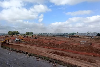 De fondo, las tribunas del denominado Talud; el autódromo sufrirá una renovación integral para el MotoGP y la ilusión de captar a la Fórmula 1 en el futuro