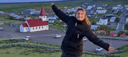 De fondo, se observa el hotel en el que traba y se filmó la serie Katla.