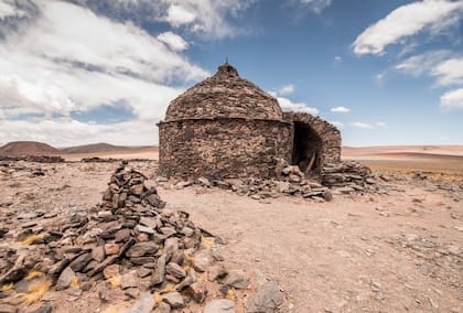 De forma circular y estructura espiralada, recuerdan a nidos del hornero. El techo es una cúpula que remata una torrecilla con punta de piedra.