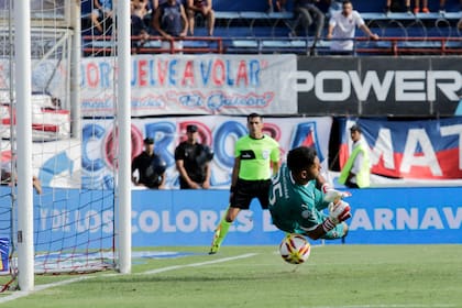 De forma heterodoxa, Campaña ataja el penal de Nicolás Blandi; la acción será fundamental para sostener el 0-0 de Independiente frente a San Lorenzo en el Nuevo Gasómetro.