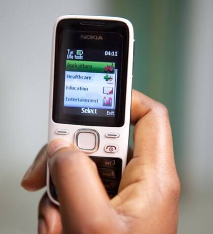 De forma paulatina, algunos modelos más simples de la gama media de Nokia, como el C1-02, incorporan servicios on line como Ovi Life Tools