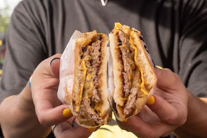 De forma unánime, los expertos coinciden en que pan y queso es la dupla que nunca falla en una hamburguesa