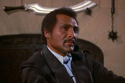 De formación clásica, William Marshall participó en varias obras de Shakespeare, inclusive en Reino Unido, contando con el favor de la crítica más exigentes