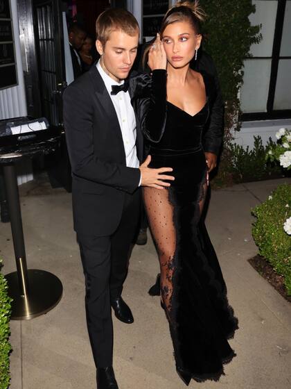 De gala: Justin Bieber y su esposa, la modelo Hailey Baldwin, a la salida de un evento organizado por el músico