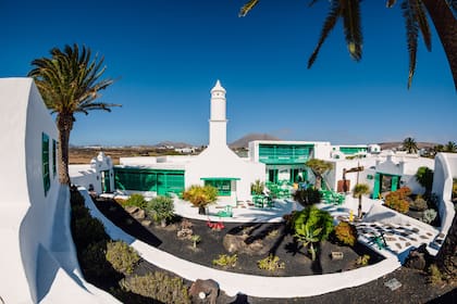 El arquitecto construyó la propiedad en en medio de una cola de lava petrificada de un volcán