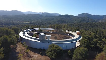 Solo House es una casa circular que se pierde en el paisaje