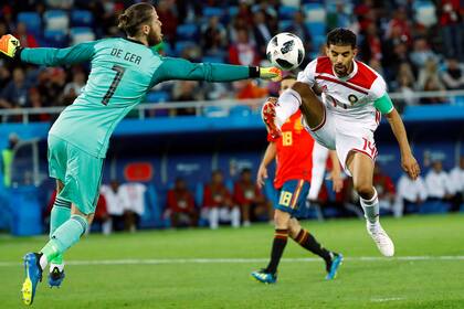 De Gea golpea con el puño la pelota