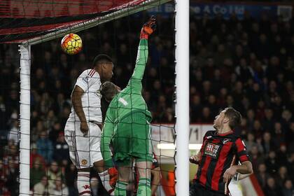 De Gea se estira pero no llega a evitar el gol olímpico