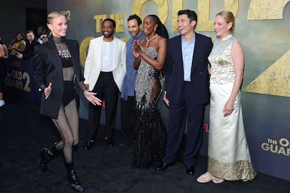 De hecho, cuando hizo su espectacular aparición antes de la prouyección, despertó los elogios y los aplausos de sus compañeros de elenco, Thurman, Chiwetel Ejiofor, Marwan Kenzari, KiKi Layne y Henry Golding