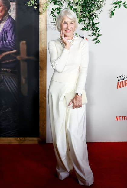 De impecable blanco y con una enorme sonrisa, Helen Mirren asistió a la proyección de que se llevó a cabo en el Hotel Plaza de Nueva York de The Thursday Murder Club, la película que cuenta la historia de cuatro amigos jubilados que viven en una comunidad de retiro y resuelven casos policiales por diversión