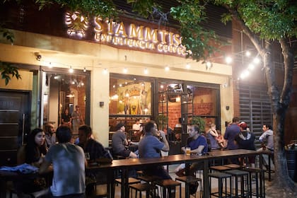 De inspiración alemana, Stammtisch es un espacio en el que acceder a cerveza y hamburguesas de lujo y también a rituales germanos muy divertidos