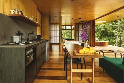 De inspiración japonesa, las puertas que cierran el sector de los sanitarios (izq.) y de ducha (der.) son livianas y traslúcidas.