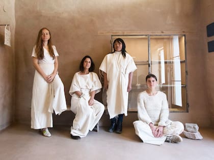 De izq. a der.: Candelaria, directora de arte; Lucía Cobian, diseñadora de indumentaria; Beatriz, costurera de UNCU; Delfina, diseñadora gráfica de la marca.