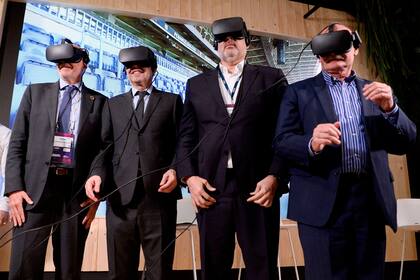 De izq. a der.: Carlos Grau, director del Mobile World Capital Barcelona; Josep Maria Bartomeu, presidente del FC Barcelona; Emilio Gayo, presidente de Telefónica, y John Hoffman, presidente de la GSMA