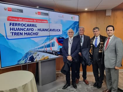 De izq. a der.: César Cano (Gerente Comercial Regional de BRt), Marcos Chicote (Gerente General Operativo de BRt), Ricardo Escalante (Gerente del Concesionario COFEPE) y Fernando Frisancho (Apoderado de Benito Roggio Transporte sucursal de Perú), durante la firma del contrato de concesión
