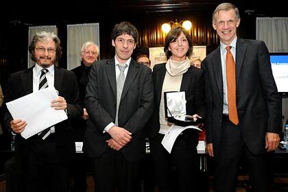 De izq. a der.: el rector de la Unsam, Carlos Ruta; el secretario de Comunicación, Juan Manuel Abal Medina; la becaria, Lucila Rosso; y el presidente de NSU, David van Zandt
