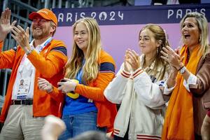 De izq. a der.: El rey Guillermo, las princesas Amalia y Alexia y la reina Máxima apoyaron a Países Bajos durante los Juegos Olímpicos