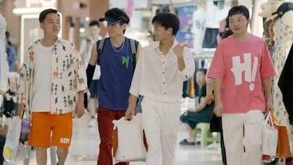 (De izq. a der.) En el film "The Dating Game", Hao lleva a Wu, Li y Zhou a comprar ropa, que él elige.