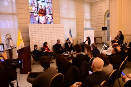 De izq. a der.: Gustavo García, Luciana Marino, Matías Dalla Fontana, Federico Pavlovsky y Silvina Oranges, durante el conversatorio