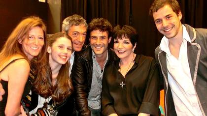 De izq a der; las actrices Dalia Elnecavé, Agustina Vera, Dany Mañas, Esteban Meloni, Liza Minnelli y Fernando Dente, en la última visita de la actriz al país