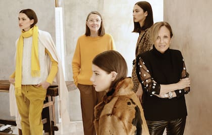 De izq. a der., suéter amarillo (Jazmín Chebar), chaleco de lana (Cher), pantalón de corderoy (Mishka), bufanda (Etiqueta Negra), chalina (Vitamina). Josefina: suéter de lana y pantalón de cuero (Mishka). Tapado animal print (Benito). Saco corto simil piel (Valentina Karnoubi). Lucía: camisa con flores (Las Pepas), chaleco de lana (Etiqueta Negra), pantalón de cuero (Giesso)