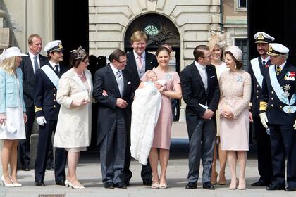 De izq. a der.:Anna Westling, Carl Philip de Suecia, Ewa Westling, Olle Westling, Guillermo de Holanda, Victoria de Suecia, la princesa Estelle, Daniel de Suecia, Mary de Dinamarca y la reina Silvia de Suecia