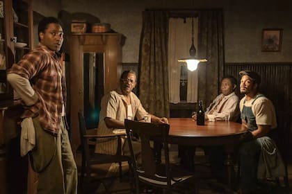 De izq. John David Washington, Samuel L. Jackson, Michael Potts y Ray Fisher en La lección de piano (2024). David Lee/Netflix