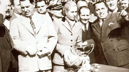 De izqueirda a derecha: Perón, Evita y Valentín Suárez