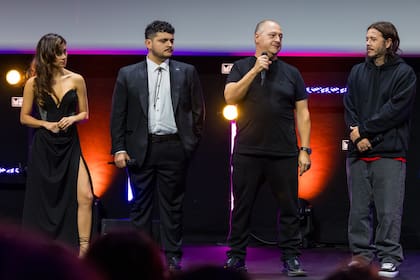 De izquiera a derecha: Juanita Molina, Janer Villarreal, Sebastián Marroquín y Sebastián Ortega durante la charla con el público en Francia