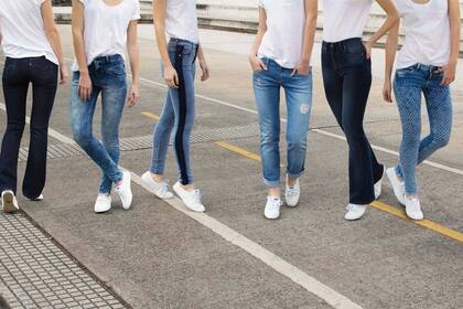 De izquiera a derecha: recto (Levi’s / $990), nevado (Volcom / $976), smoking (Kevingston / $1100), boyfriend (Wrangler / $1399), oxford (Las Pepas / $1190), tiro bajo (Pepe Jeans / $1487), remera básica (Complot, $360), zapatillas (Keds, $890)