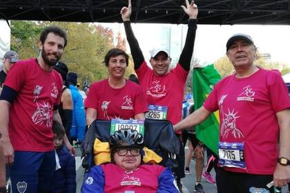 De izquierda a derecha: Adalberto, Mariel, Diego y Edgardo, que acompañaron a Facu los 42k del maratón de Nueva York.