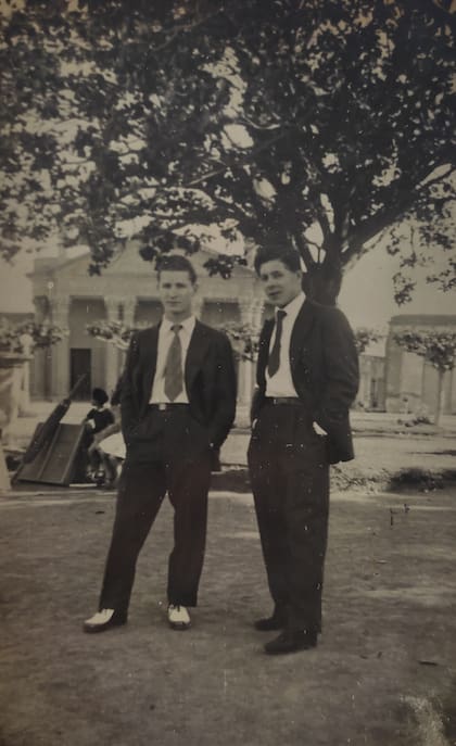 De izquierda a derecha: Adolfo y Roberto Benvenutti. Esta es una de las primeras fotos de los hermanos cuando llegaron a San Carlos Centro, el pueblo de donde crearon Pelopincho.