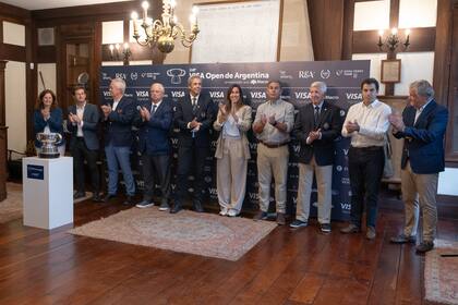 De izquierda a derecha: Adriana Arias, Directora de Comunicación y Sustentabilidad de Zurich; Franco Longobardi, Director de We Are Sports; Mike Leeson, Director Ejecutivo AAG; Mark Lawrie, Regional Managing Director para The R&A; Pablo Lozada, Presidente de la AAG; Silvana Antoniazzi, Vice President Cono Sur de Visa; Claudio Rivas, Oficial del Comité de reglas del Korn Ferry Tour; Juan Villar Urquiza, Presidente del Jockey Club; Ramón Lanús, Intendente de San Isidro; y Adrián Scosceria, Gerente de Banca Empresa de Macro.