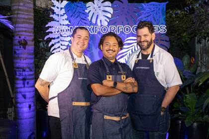 De izquierda a derecha, Alejandro Feraud (host del evento), Pablo Díaz (Mercado 24 y Dora La Tostadora) y César Sagario (Corte Charcutería).
