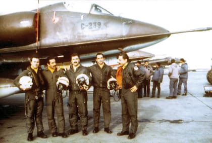 De izquierda a derecha: Alférez Guillermo Dellepiane, Capitán Antonio Zelaya, Alférez Alfredo Vázquez (muerto en combate), Teniente Juan Arrarás (muerto en combate) y el Vicecomodoro Ernesto Dubourg en la plataforma de Rio Gallegos durante mayo de 1982.