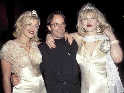 De izquierda a derecha, Amanda Decadent, Herb Ritts y Courtney Love en la fiesta de los Oscar de 'Vanity Fair' en 1995, en Hollywood. Ron Galella (Getty Images)