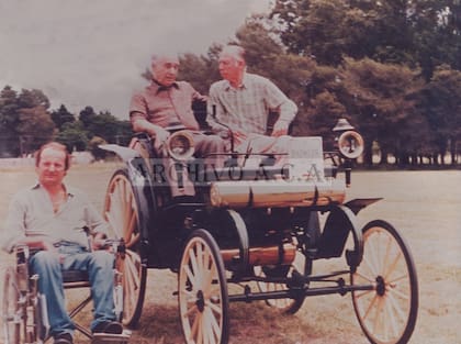 De izquierda a derecha: Andrea Vianini (piloto ítalo-argentino de los '60s), J. M. Fangio y Oscar A. Gálvez (quíntuple campeón de Turismo Carretera, gran rival argentino de Fangio antes que éste se fuera a Europa) en el Daimler a motor.