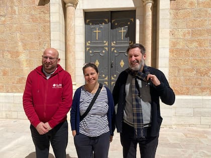 (De izquierda a derecha) Anton Asfar, titular de Cáritas, Stephanie Saldaña y su marido, el sacerdote sirio católico francés, Frederick Masson