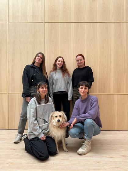 De izquierda a derecha, arriba, las arquitectas Nina Dodds, Candela Cwi, Damasia Thays. Abajo: Sofía Botto González y Lucía Mariotto junto a Vasco, perro de Nina y un integrante más del Estudio.