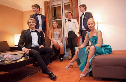 De izquierda a derecha: Balthazar, Tiziano, Taína, Alejandro, Benicio y Valeria, que estaba espléndida con un traje de noche de Adrián Brown que accesorizó con joyas Testorelli.