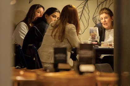 De izquierda a derecha, Bárbara Lanata, Sara “Kiwi” Stewart Brown, una amiga de la familia y Andrea Rodríguez en un bar cerca del sanatorio donde Lanata estuvo internado. Las exparejas del periodista y sus respectivas hijas -Lola y Bárbara- iban a visitarlo en horarios diferentes a los de Marcovecchio.