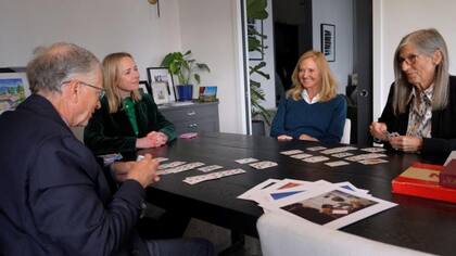 De izquierda a derecha: Bill Gates, Katie Razzall, con las hermanas de Bill, Libby y Kristi, que junto con su hermano veían el juego de cartas como un "deporte de competición" gracias a su abuela.