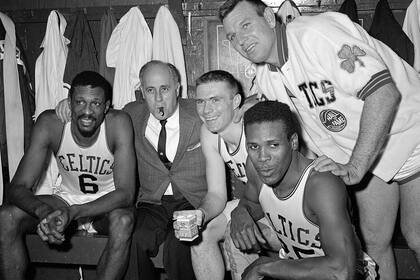 De izquierda a derecha: Bill Russell, Red Auerbach, Tommy Heinsohn, Jim Locustoff, y K.C. Jones en 1964