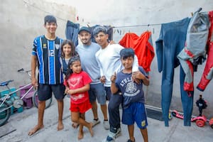 Iban al río a pescar "algo para comer" y ahora corren regatas y sueñan con viajar por el mundo